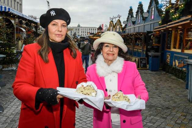 ABB Natascha Ochsenknecht mit ihrer Mutter Baerbel Wierichs beim Charity Verkauf von probier Stuecken des laengsten Berliner Christstollen von der Familien Baeckerei Roesler zu gunsten der Organisation Augenlicht auf dem Wintermarkt im Berliner Forum am 24,11.2025 in Berlin Berlin Deutschland