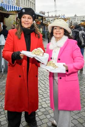 ABB Natascha Ochsenknecht mit ihrer Mutter Baerbel Wierichs beim Charity Verkauf von probier Stuecken des laengsten Berliner Christstollen von der Familien Baeckerei Roesler zu gunsten der Organisation Augenlicht auf dem Wintermarkt im Berliner Forum am 24,11.2025 in Berlin Berlin Deutschland