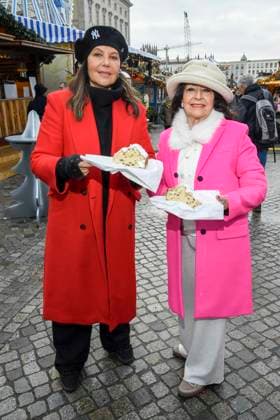 ABB Natascha Ochsenknecht mit ihrer Mutter Baerbel Wierichs beim Charity Verkauf von probier Stuecken des laengsten Berliner Christstollen von der Familien Baeckerei Roesler zu gunsten der Organisation Augenlicht auf dem Wintermarkt im Berliner Forum am 24,11.2025 in Berlin Berlin Deutschland