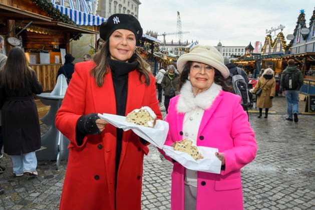 ABB Natascha Ochsenknecht mit ihrer Mutter Baerbel Wierichs beim Charity Verkauf von probier Stuecken des laengsten Berliner Christstollen von der Familien Baeckerei Roesler zu gunsten der Organisation Augenlicht auf dem Wintermarkt im Berliner Forum am 24,11.2025 in Berlin Berlin Deutschland