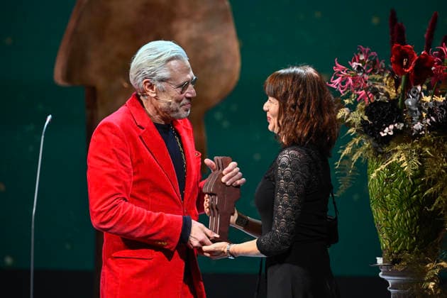 STOCKHOLM, SWEDEN 20251124 Author Carl Johan Vallgren presents the Swedish Fiction Book of the Year award to Lina Wolff for her book Liken vi begravde , when the August Prize is awarded during a gala at Dramaten STOCKHOLM SWEDEN x10430x  Copyright: xChristinexOlsson TTx AUGUSTPRISET 2025 61g304z0Mvo