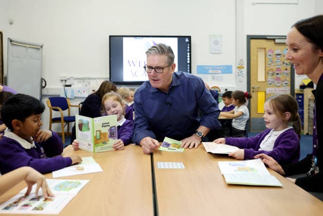 Prime Minister Keir Starmer visits Welland Academy 24 11 2025. Peterborough, United Kingdom. Prime Minister Keir Starmer and Education Secretary Bridget Phillipson visit Welland Academy to meet children who have benefitted from the governments free school meals initiative., Credit:Simon Dawson Avalon United Kingdom, Peterborough  Copyright: xSimonxDawsonx xAvalonx 1054401438