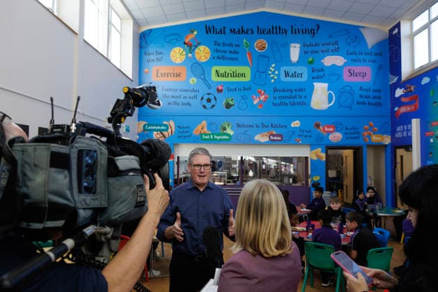 Prime Minister Keir Starmer visits Welland Academy 24 11 2025. Peterborough, United Kingdom. Prime Minister Keir Starmer and Education Secretary Bridget Phillipson visit Welland Academy to meet children who have benefitted from the governments free school meals initiative., Credit:Simon Dawson Avalon United Kingdom, Peterborough  Copyright: xSimonxDawsonx xAvalonx 1054401523