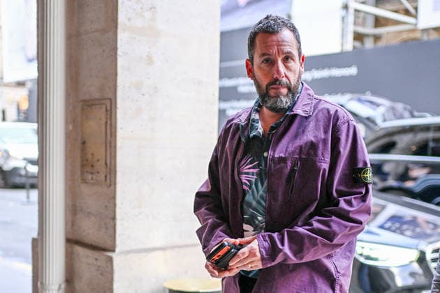 Exclusif Adam Sandler rentre à lhôtel Costes après une journée dinterview pour son dernier film JAY KELLY à Paris, France, le 24 novembre 2025 Yehiel Chekroune Bestimage Exclusive Adam Sandler returns to the hotel costs after a day of interview for the latest film JAY KELLY in Paris, France, on November 24, 2025 Paris France  Copyright: xYehielxChekrounex xBestimagexYehielxChekrounex xBestimagex