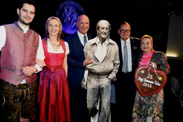 Narrhalla Prinzenpaar Stephan I. Kuerten Samantha I. Bigl Wolfgang Krebs Kabarettist Sigi Sommer Taler Preistraeger 2025 Volker Heissmann Kabarettist Laudator Contanze Lindner Kabarettistin -Moderatorin Muenchen 23.11.2025 Wirtshaus am Schlachthof -Narrhalla -Sigi Sommer Taler Kunst-Kabarettpreis Verleihung 2025 Foto Bernd Lindenthaler Muenchen