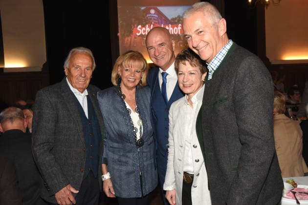 Guenther Margot Steinberg Gastronomen Wolfgang Krebs Kabarettist Sigi Sommer Taler Preistraeger 2025 Irmgard Dr Michael Moeller Hofbraeu Vorstand Muenchen 23.11.2025 Wirtshaus am Schlachthof -Narrhalla -Sigi Sommer Taler Kunst-Kabarettpreis Verleihung 2025 Foto Bernd Lindenthaler Muenchen