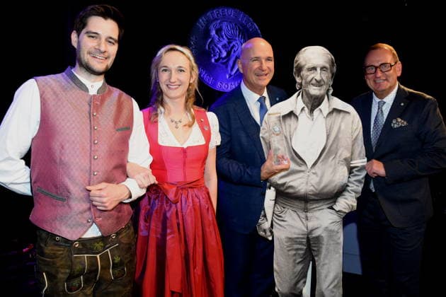 Narrhalla Prinzenpaar Stephan I. Kuerten Samantha I. Bigl Wolfgang Krebs Kabarettist Sigi Sommer Taler Preistraeger 2025 Volker Heissmann Kabarettist Laudator Muenchen 23.11.2025 Wirtshaus am Schlachthof -Narrhalla -Sigi Sommer Taler Kunst-Kabarettpreis Verleihung 2025 Foto Bernd Lindenthaler Muenchen