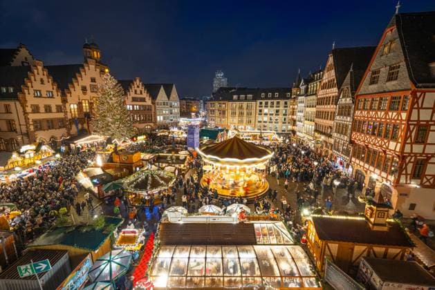 Eröffnung Frankfurter Weihnachtsmarkt 2025 Mit dem Einschalten der Beleuchtung von Weihnachtsbaum Frau Holle , einer 30 Meter hohen Nordmanntanne, wurde der Frankfurter Weihnachtsmarkt am 24.11.2025 offiziell eröffnet. Der Weihnachtsmarkt wird bis zum 22. Dezember von Montag bis Samstag von 10:00 Uhr bis 21:00 Uhr und sonntags von 11:00 Uhr bis 21:00 Uhr geöffnet sein. Frankfurt am Main Römerberg Hessen Deutschland *** Opening of Frankfurt Christmas Market 2025 The Frankfurt Christmas Market was officially opened on 24 November 2025 with the switching on of the lights on the Christmas tree Frau Holle, a 30-metre-high Nordmann fir The Christmas market will be open until 22 December from Monday to Saturday from 10 a.m. to 9 p.m. and on S 2025-11-24_ffm_weihnachtsmarkt_eroeffnung_01