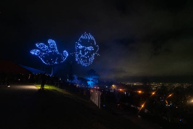 Droneshow over Holmenkollen for Troll 2-premieren Oslo 20251124. Et lysshow med 600 droner lyste opp himmelen over Holmenkollen mandag kveld, i forbindelse med Netflix™ premierefest for Troll 2. Foto: Thomas Fure NTB Oslo Norge 3YuHrk57zyY EDITORIAL USE ONLY Ref:3YuHrk57zyY.jpg Copyright: xThomasxFurex xNTBx