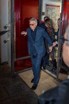 George Clooney and his wife Amal Alamuddin leaving the French premiere of the Netflix film Jay Kelly at the Christine Cinema Club in Paris, France, on November 24, 2025 Yoann Ouahcene Bestimage Celebs leaving the French premiere of the Netflix film Jay Kelly at the Christine Cinema Club in Paris, France, on November 24, 2025 Paris France  Copyright: xYoannxOuahcenex xBestimagexYoannxOuahcenex xBestimagex