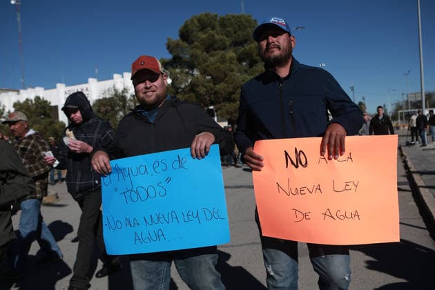 Farmers block halt key highways and commercial border areas in Chihuahua CIUDAD JUAREZ, MEXICO - NOVEMBER 24: Farmers and truck drivers block the halt key highways and commercial border areas to protest against the Water Law and demanding the government raise grain purchase prices on November 24, 2025 in Ciudad Juarez, Mexico. Farmers have expanded their demonstrations to the Juárez–El Paso border, causing major regional disruption. Blockades now affect at least nine key highways and the commercial areas of the Zaragoza and Cordoba–Amrricas International Bridges. At the Zaragoza crossing, long lines of halted trucks and closed access lanes have completely stopped commercial operations.The Chihuahua–Juarez Highway and the kilometer 20 rounda  Copyright: x2025xAnadoluxChristianxTorresx