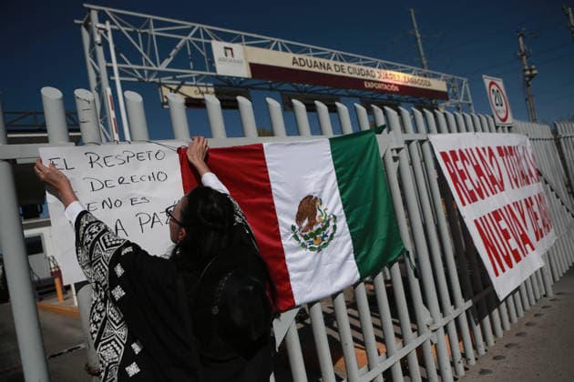 Farmers block halt key highways and commercial border areas in Chihuahua CIUDAD JUAREZ, MEXICO - NOVEMBER 24: Farmers and truck drivers block the halt key highways and commercial border areas to protest against the Water Law and demanding the government raise grain purchase prices on November 24, 2025 in Ciudad Juarez, Mexico. Farmers have expanded their demonstrations to the Juárez–El Paso border, causing major regional disruption. Blockades now affect at least nine key highways and the commercial areas of the Zaragoza and Cordoba–Amrricas International Bridges. At the Zaragoza crossing, long lines of halted trucks and closed access lanes have completely stopped commercial operations.The Chihuahua–Juarez Highway and the kilometer 20 rounda  Copyright: x2025xAnadoluxChristianxTorresx