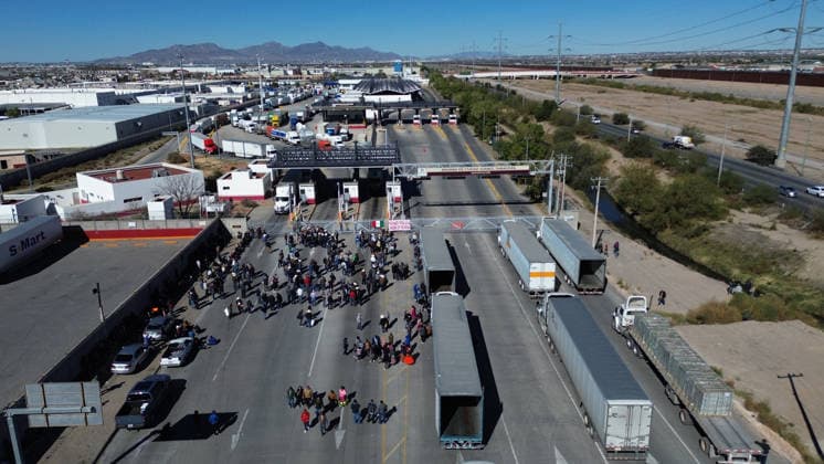 Farmers block halt key highways and commercial border areas in Chihuahua CIUDAD JUAREZ, MEXICO - NOVEMBER 24: Farmers and truck drivers block the halt key highways and commercial border areas to protest against the Water Law and demanding the government raise grain purchase prices on November 24, 2025 in Ciudad Juarez, Mexico. Farmers have expanded their demonstrations to the Juárez–El Paso border, causing major regional disruption. Blockades now affect at least nine key highways and the commercial areas of the Zaragoza and Cordoba–Amrricas International Bridges. At the Zaragoza crossing, long lines of halted trucks and closed access lanes have completely stopped commercial operations.The Chihuahua–Juarez Highway and the kilometer 20 rounda  Copyright: x2025xAnadoluxChristianxTorresx