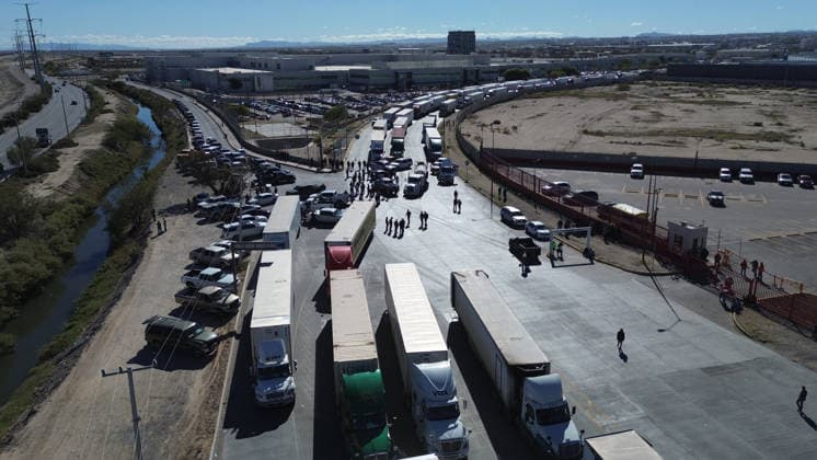 Farmers block halt key highways and commercial border areas in Chihuahua CIUDAD JUAREZ, MEXICO - NOVEMBER 24: Farmers and truck drivers block the halt key highways and commercial border areas to protest against the Water Law and demanding the government raise grain purchase prices on November 24, 2025 in Ciudad Juarez, Mexico. Farmers have expanded their demonstrations to the Juárez–El Paso border, causing major regional disruption. Blockades now affect at least nine key highways and the commercial areas of the Zaragoza and Cordoba–Amrricas International Bridges. At the Zaragoza crossing, long lines of halted trucks and closed access lanes have completely stopped commercial operations.The Chihuahua–Juarez Highway and the kilometer 20 rounda  Copyright: x2025xAnadoluxChristianxTorresx