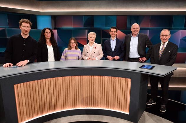 Moderator Louis Klamroth, lr-, Tatjana Halm, Bianca Heinicke, Renate Künast, Christoph Ploss, Gero Furchheim, und Gerrit Heinemann zu Gast in der ARD Talkshow Hart aber Fair mit dem Thema Rabattschlacht und Bestellwahn: Was ist der wahre Preis der Schnäppchen?