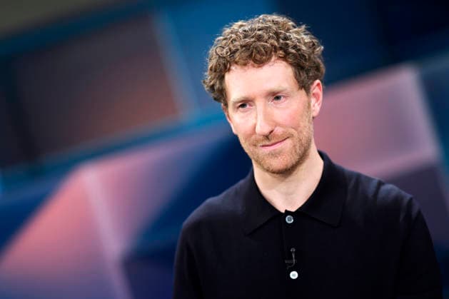 Moderator Louis Klamroth in der ARD-Talkshow hart aber fair in den WDR-Studios Köln. Köln, 24.11.2025 NRW Deutschland Copyright: xChristophxHardtx