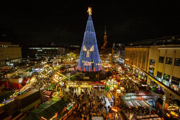 Christmas market with gigantic tree in Dortmund DORTMUND, GERMANY - NOVEMBER 24: People attend the Dortmund Christmas market in which the traditional 45 meter high Christmas tree, the world s largest, is illuminated for the first time this year on November 24, 2025 in Dortmund, Germany. Hesham Elsherif Anadolu Dortmund Germany. Editorial use only. Please get in touch for any other usage.  Copyright: x2025xAnadoluxHeshamxElsherifx