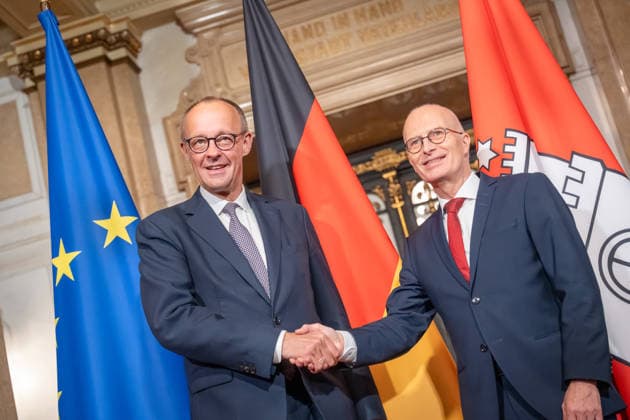 Erster Bürgermeister Peter Tschentscher begrüßt Bundeskanzler Friedrich Merz bei dessen Ankunft im Hamburger Rathaus;Antrittsbesuch Bundeskanzler in Hamburg , Hamburg Hamburg Deutschland Rathaus *** First Mayor Peter Tschentscher welcomes Federal Chancellor Friedrich Merz on his arrival at Hamburg City Hall Chancellors inaugural visit to Hamburg , Hamburg Hamburg Germany City Hall
