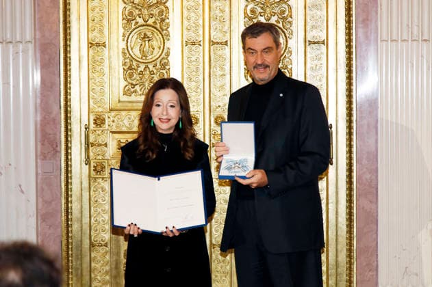 Vicky Leandros und Markus Söder bei der Verleihung des Bayerischen Verdienstordens an Sängerin Vicky Leandros durch den bayerischen Ministerpräsidenten Markus Söder im Prinz-Carl-Palais. München, 24.11.2025 *** Vicky Leandros and Markus Söder at the presentation of the Bavarian Order of Merit to singer Vicky Leandros by Bavarian Prime Minister Markus Söder at Prinz Carl Palais Munich, 24 11 2025 Foto:xAgenturxWehnertx xGränzdörferx xFuturexImagex leandros_5106