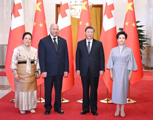 (251125) -- BEIJING, Nov. 25, 2025 -- Chinese President Xi Jinping and his wife Peng Liyuan pose for a group photo with King Tupou VI of the Kingdom of Tonga and his wife Queen Nanasipau u in Beijing, capital of China, Nov. 25, 2025. Xi met with King Tupou VI of the Kingdom of Tonga, who is on a state visit to China, at the Great Hall of the People in Beijing on Tuesday. ) CHINA-BEIJING-XI JINPING-TONGA S KING-MEETING (CN) YanxYan 