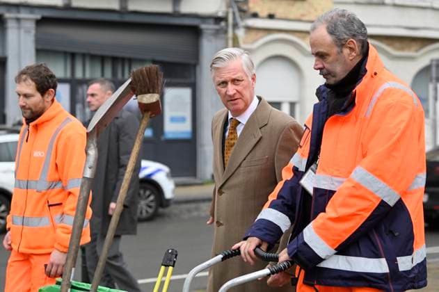 King Philippe visits the municipal depot in Schaerbeek BRUSSELS, BELGIUM - NOVEMBER 25 : King Philippe visits the municipal depot on Avenue Ernest Renan in Schaerbeek. After a short walk around the neighborhood, the King will take part in a round table discussion with municipal and regional officials responsible for public cleanliness, a Schaerbeek public cleanliness worker and representatives of the « Brussel (pou)belle » collective, the « Voltaire-Eenens-Metsys » neighborhood committee and the « Les 40 Comités » umbrella organization on November 25, 2025 in Brussels, Belgium, 25 11 2025 Brussels Belgium  Copyright: xDidierxLebrunx