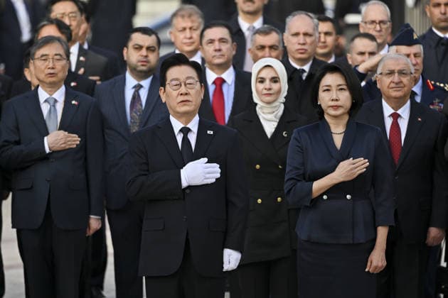 South Korean President Lee Jae Myung visits the Korean Park in Ankara ANKARA, TURKIYE - NOVEMBER 25: South Korean President Lee Jae Myung and his wife Kim Hye-kyung visit the Korean Park, built in memory of Turkish soldiers who died during the Korean War, in Ankara, Turkiye on November 25, 2025. Utku Ucrak Anadolu Ankara Turkey. Editorial use only. Please get in touch for any other usage.  Copyright: x2025xAnadoluxUtkuxUcrakx