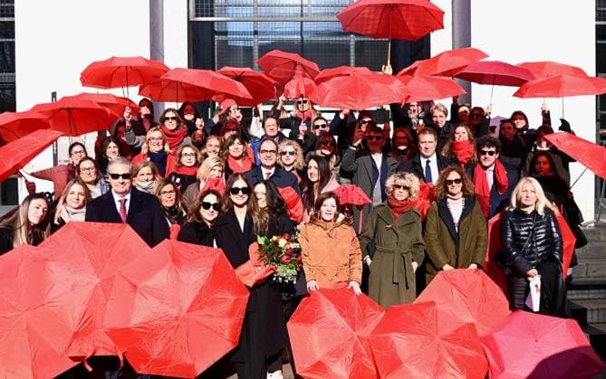 Milan, courthouse: Flash mob of female lawyers on the day against violence against women.  Copyright: xMaurizioxMaulex xipa-agency.netx xMaurizioxMaulex IPA_Agency_IPA68362593