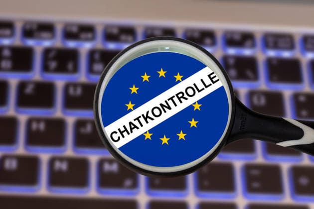 (Fotomontage) Lupe zeigt die EU-Flagge und das Wort CHATKONTROLLE, mit Laptop-Tastatur im Hintergrund *** Photomontage magnifying glass showing the EU flag and the word CHATKONTROLLE, with laptop keyboard in the background Copyright: xUdoxHerrmannx