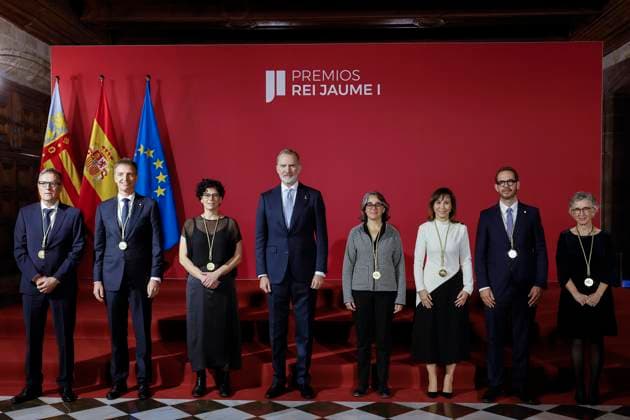 Felipe VI presides over the presentation of the 37th Edition of the Rei Jaume I Awards The winners of the Rei Jaume I Awards 2025, Basic Research, José Luis Mascarenas, Economics, Jan Eeckhout, Biomedical Research, Nuria López Bigas, King Felipe VI, Environmental Protection, Victoria Reyes, New Technologies, María Jesús Vicent, Business Revelation, Damià Tormo, and Clinical Research and Public Health, Silvia de Sanjosé, pose during the presentation of the 37th Edition of the Rei Jaume I Awards, on November 25, 2025, in Valencia, Valencian Community Spain The Rei Jaume I Awards recognize the scientific or business career of people who have achieved excellence in their field and have developed most of their professional career in Spain NOVEM  Copyright: xRoberxSolsonax 7124783