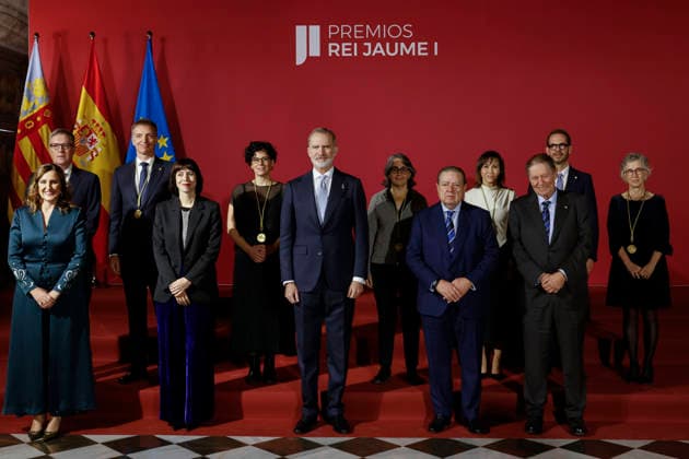 Felipe VI presides over the presentation of the 37th Edition of the Rei Jaume I Awards The winners of the Rei Jaume I Awards 2025, Basic Research, José Luis Mascarenas, Economics, Jan Eeckhout, Biomedical Research, Nuria López Bigas, King Felipe VI, Environmental Protection, Victoria Reyes, New Technologies, María Jesús Vicent, Business Revelation, Damià Tormo, and Clinical Research and Public Health, Silvia de Sanjosé, pose during the presentation of the 37th Edition of the Rei Jaume I Awards, on November 25, 2025, in Valencia, Valencian Community Spain The Rei Jaume I Awards recognize the scientific or business career of people who have achieved excellence in their field and have developed most of their professional career in Spain NOVEM  Copyright: xRoberxSolsonax 7124789