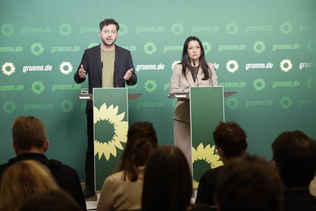 Felix Banaszak, Bundesvorsitzender von BÜNDNIS 90 DIE GRÜNEN, Pegah Edalatian, Politische Bundesgeschäftsführerin von BÜNDNIS 90 DIE GRÜNEN, Deutschland, Berlin, Pressekonferenz und Hintergrundgespräch mit Felix Banaszak und Pegah Edalatian *** Felix Banaszak, Federal Chairman of BÜNDNIS 90 DIE GRÜNEN, Pegah Edalatian, Federal Political Director of BÜNDNIS 90 DIE GRÜNEN, Germany, Berlin, Press conference and background discussion with Felix Banaszak and Pegah Edalatian