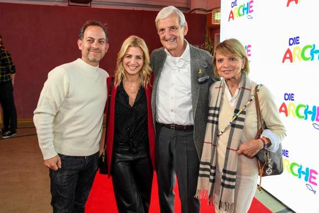 ABB Susan Sideropoulos und ihr Ehemann Jakob Shtizberg Dieter Hermannmit Frau Uschi Glas zu Gast bei der Feier 30 Jahre Die Arche am 25.11.2025 in Berlin - Der Verein Die Arche Christliches Kinder und Jugendwerk e. V. der Verein wurde 1995 in Berlin-Hellersdorf gegruendet, das sich gegen Kinderarmut in Deutschland engagiert Berlin Deutschland