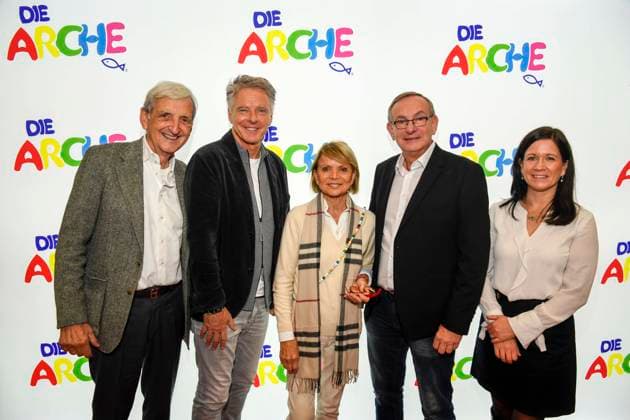 ABB Dieter Hermann Joerg Pilawa Uschi Glas Bernd Siggelkow Bildungssenatorin Katharina Guenther-Wuensch zu Gast bei der Feier 30 Jahre Die Arche am 25.11.2025 in Berlin - Der Verein Die Arche Christliches Kinder und Jugendwerk e. V. der Verein wurde 1995 in Berlin-Hellersdorf gegruendet, das sich gegen Kinderarmut in Deutschland engagiert Berlin Deutschland