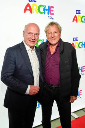 ABB Berlins Regierendem Buergermeister Kai Wegner CDU mit Bernhard Brink Saenger zu Gast bei der Feier 30 Jahre Die Arche am 25.11.2025 in Berlin - Der Verein Die Arche Christliches Kinder und Jugendwerk e. V. der Verein wurde 1995 in Berlin-Hellersdorf gegruendet, das sich gegen Kinderarmut in Deutschland engagiert Berlin Deutschland