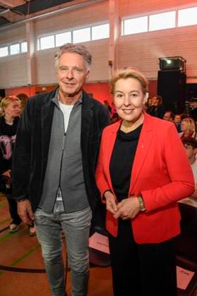 ABB Joerg Pilawa mit Franziska Giffey zu Gast bei der Feier 30 Jahre Die Arche am 25.11.2025 in Berlin - Der Verein Die Arche Christliches Kinder und Jugendwerk e. V. der Verein wurde 1995 in Berlin-Hellersdorf gegruendet, das sich gegen Kinderarmut in Deutschland engagiert Berlin Deutschland