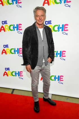 ABB Joerg Pilawa TV Moderator zu Gast bei der Feier 30 Jahre Die Arche am 25.11.2025 in Berlin - Der Verein Die Arche Christliches Kinder und Jugendwerk e. V. der Verein wurde 1995 in Berlin-Hellersdorf gegruendet, das sich gegen Kinderarmut in Deutschland engagiert Berlin Deutschland