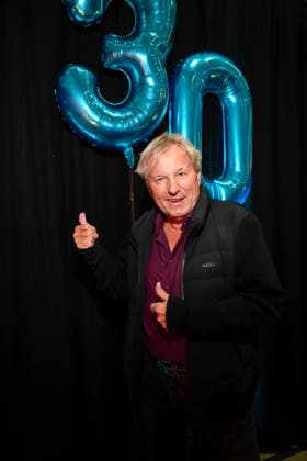 ABB Bernhard Brink Saenger zu Gast bei der Feier 30 Jahre Die Arche am 25.11.2025 in Berlin - Der Verein Die Arche Christliches Kinder und Jugendwerk e. V. der Verein wurde 1995 in Berlin-Hellersdorf gegruendet, das sich gegen Kinderarmut in Deutschland engagiert Berlin Deutschland