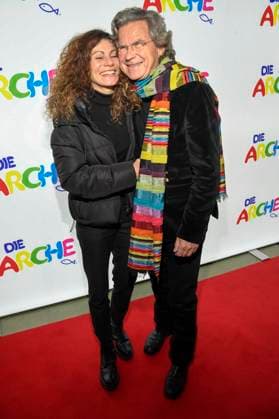 ABB Florian Langenscheidt mit Ehefrau Miriam zu Gast bei der Feier 30 Jahre Die Arche am 25.11.2025 in Berlin - Der Verein Die Arche Christliches Kinder und Jugendwerk e. V. der Verein wurde 1995 in Berlin-Hellersdorf gegruendet, das sich gegen Kinderarmut in Deutschland engagiert Berlin Deutschland