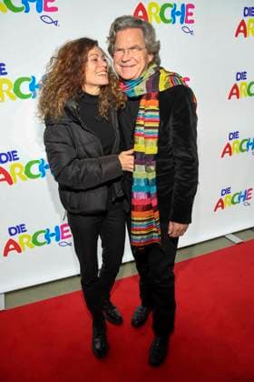 ABB Florian Langenscheidt mit Ehefrau Miriam zu Gast bei der Feier 30 Jahre Die Arche am 25.11.2025 in Berlin - Der Verein Die Arche Christliches Kinder und Jugendwerk e. V. der Verein wurde 1995 in Berlin-Hellersdorf gegruendet, das sich gegen Kinderarmut in Deutschland engagiert Berlin Deutschland
