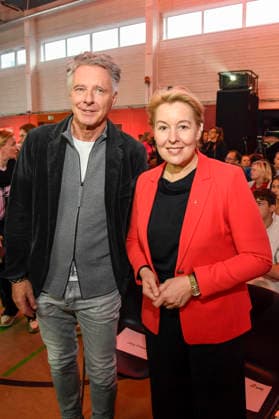 ABB Joerg Pilawa mit Franziska Giffey SPD Politikerin zu Gast bei der Feier 30 Jahre Die Arche am 25.11.2025 in Berlin - Der Verein Die Arche Christliches Kinder und Jugendwerk e. V. der Verein wurde 1995 in Berlin-Hellersdorf gegruendet, das sich gegen Kinderarmut in Deutschland engagiert Berlin Deutschland