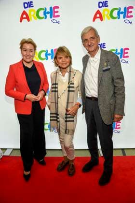 ABB Franziska Giffey SPS Politikerin mit Dieter Hermann mit Frau Uschi Glas Ehepaar Schauspielerin zu Gast bei der Feier 30 Jahre Die Arche am 25.11.2025 in Berlin - Der Verein Die Arche Christliches Kinder und Jugendwerk e. V. der Verein wurde 1995 in Berlin-Hellersdorf gegruendet, das sich gegen Kinderarmut in Deutschland engagiert Berlin Deutschland