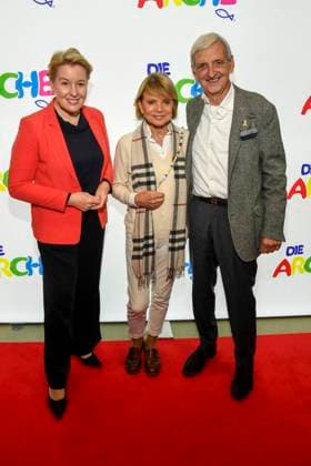 ABB Franziska Giffey SPS Politikerin mit Dieter Hermann mit Frau Uschi Glas Ehepaar Schauspielerin zu Gast bei der Feier 30 Jahre Die Arche am 25.11.2025 in Berlin - Der Verein Die Arche Christliches Kinder und Jugendwerk e. V. der Verein wurde 1995 in Berlin-Hellersdorf gegruendet, das sich gegen Kinderarmut in Deutschland engagiert Berlin Deutschland