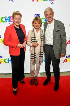 ABB Franziska Giffey SPS Politikerin mit Dieter Hermann mit Frau Uschi Glas Ehepaar Schauspielerin zu Gast bei der Feier 30 Jahre Die Arche am 25.11.2025 in Berlin - Der Verein Die Arche Christliches Kinder und Jugendwerk e. V. der Verein wurde 1995 in Berlin-Hellersdorf gegruendet, das sich gegen Kinderarmut in Deutschland engagiert Berlin Deutschland