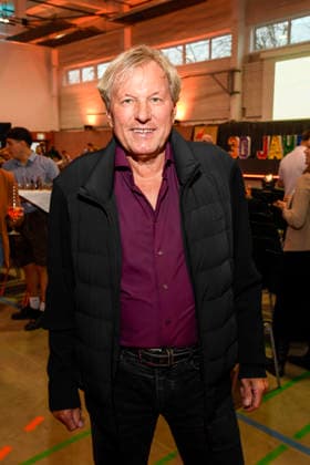 ABB Bernhard Brink Saenger zu Gast bei der Feier 30 Jahre Die Arche am 25.11.2025 in Berlin - Der Verein Die Arche Christliches Kinder und Jugendwerk e. V. der Verein wurde 1995 in Berlin-Hellersdorf gegruendet, das sich gegen Kinderarmut in Deutschland engagiert Berlin Deutschland