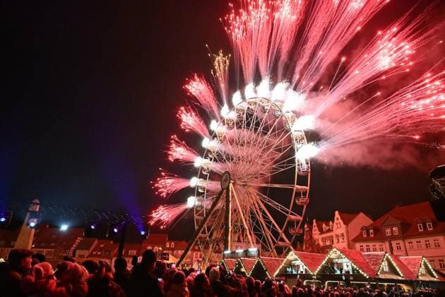 Eröffnung Erfurter Weihnachtsmarkt ** NUR FÜR REDAKTIONELLE ZWECKE ** EDITORIAL USE ONLY **<p>Eröffnung des 175. Erfurter Weihnachtsmarktes auf dem Domplatz. Von der Himmelsleiter, begleitet von den Weihnachtswichtel stieg der Heilige Nikolaus von der Himmelstreppe hinab und eröffnete gemeinsam mit den Oberbürgermeister Andreas Horn durch das Eischalten der Weihnachtsbaumbeleuchtung offiziell den Weihnachtsmarkt. Der Gospelchor Heavens Garden gaben die musikalische Umrahmung.< p> Thüringen Germany Erfurt *** Opening of Erfurt Christmas market FOR EDITORIAL PURPOSES ONLY EDITORIAL USE ONLY p Opening of the 175th Erfurt Christmas market on the cathedral square From the ladder to heaven, accompanied by the Christmas elves, St. Nicholas Copyright: doc83f38aqun14120zwblbe ,EDITORIAL USE ONLY