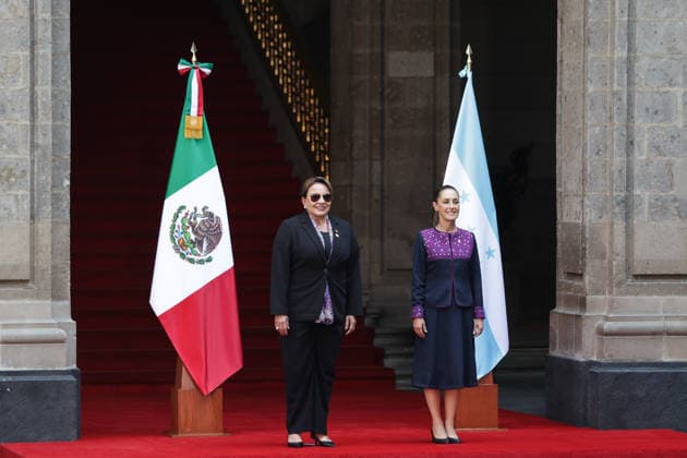 (251125) -- MEXICO CITY, Nov. 25, 2025 -- Mexican President Claudia Sheinbaum (R) hosts a welcome ceremony for visiting Honduran President Xiomara Castro in Mexico City, Mexico on Nov. 25, 2025. (Photo by Xinhua) MEXICO-MEXICO CITY-HONDURAS-PRESIDENT-VISIT FranciscoxCanedo 