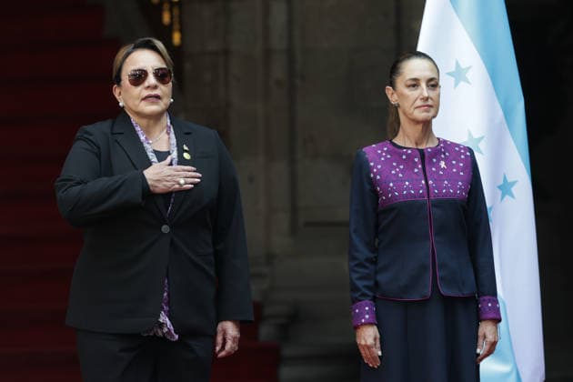 (251125) -- MEXICO CITY, Nov. 25, 2025 -- Mexican President Claudia Sheinbaum (R) hosts a welcome ceremony for visiting Honduran President Xiomara Castro in Mexico City, Mexico on Nov. 25, 2025. (Photo by Xinhua) MEXICO-MEXICO CITY-HONDURAS-PRESIDENT-VISIT FranciscoxCanedo 