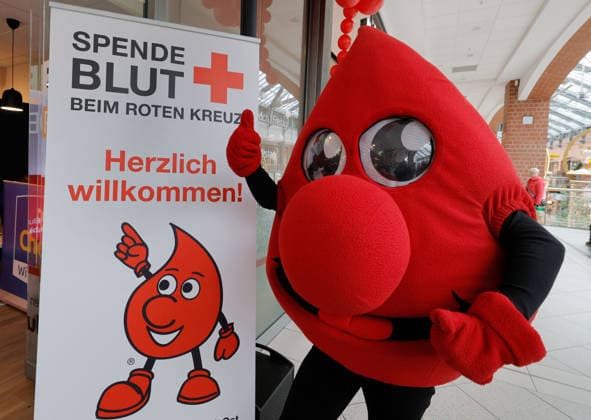 Blutspende_Neueröffnung 25.11.2025, Chemnitz, Sachsenallee, Neueröffnung DRK- Blutspendedienst In der Sachsenallee am Thomas- Mann- Platz wird das DRK- Blutspendezentrum in Anwesenheit der Leiterin des Amtes für Gesundheit und Prävention, Katja Uhlemann, Vizelandtagspräsidentin Ines Saborowski (CDU) und Vetretern aus Politik und Wirtschaft. Jede Woche von Montag bis Freitag und jeden ersten Samstag im Monat stehen Ihnen unsere Türen in der Sachsen-Allee Chemnitz offen. Reservieren Sie sich einfach online oder telefonisch einen Termin für Ihre Blutspende oder Ihre Plasmaspende. Von unserem Spendezentrum und dem Institut in Chemnitz aus versorgen wir die Krankenhäuser und Kliniken im Großraum Chemnitz mit Blut-, Eigenblut-, aber auc