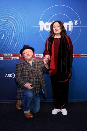 Schauspieler Axel Prahl (Kriminalhauptkommissar Frank Thiel) und Schauspielerin Mechthild Großmann (Staatsanwältin Wilhelmine Klemm) bei der Premiere für den Münster-Tatort Tatort Die Erfindung des Rades im Cineplex Münster. Münster, 25.11.2025 NRW Deutschland Copyright: xChristophxHardtx