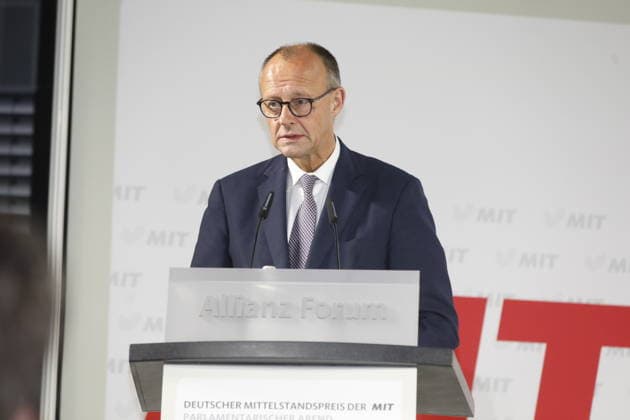 Friedrich Merz bei der Verleihung des Sonderpreises des Deutschen Mittelstandspreis der MIT an Königin Silvia von Schweden im Allianz Forum am Brandenburger Tor. Berlin, 25.11.2025 Copyright: xMatthiasxWehnertx